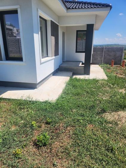 Casă cu 3 camere decomandat în Paleu