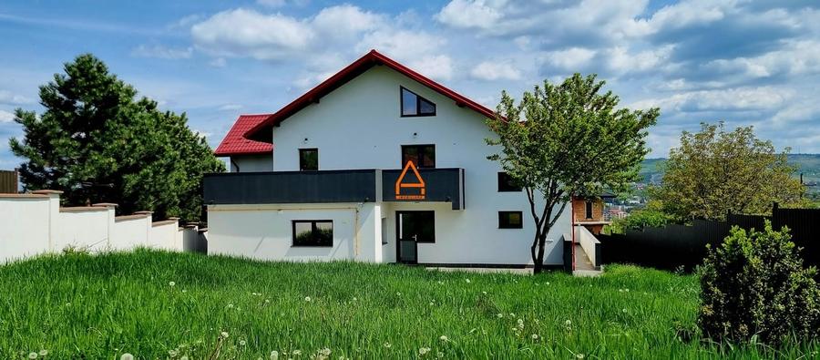 Casă individuală cu 5 camere cu Canalizare în Bucium