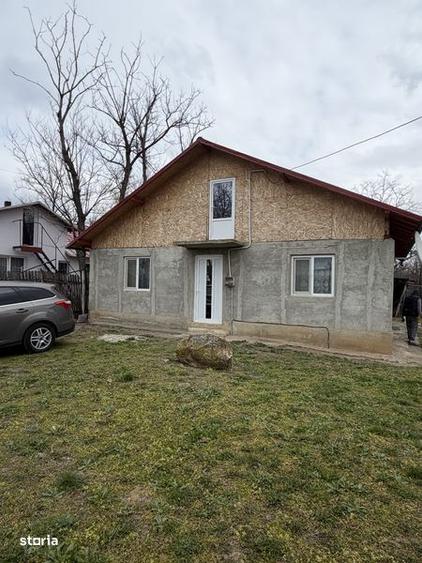 Casă cu 4 camere cu Teren 1000 Mp în Năeni