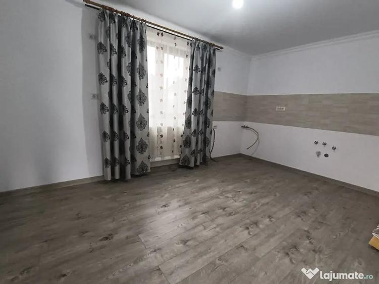 Casă cu 6 camere cu Teren 1000 Mp în Șcheia