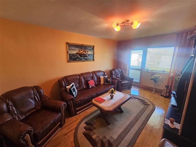 Apartament cu 3 camere decomandat, mobilat în Micro IV