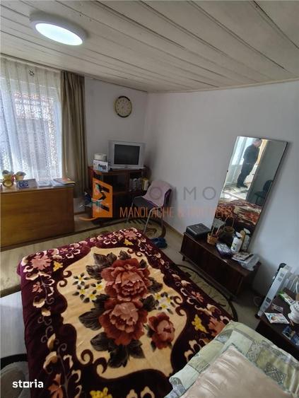 Casă cu 3 camere semidecomandat cu Teren 844 Mp în Pietroasele