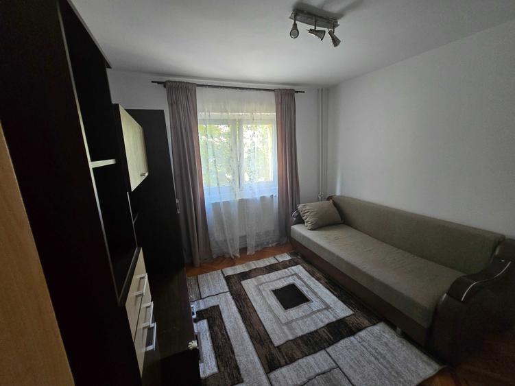 Apartament cu 3 camere semidecomandat în Olimpia-Stadion