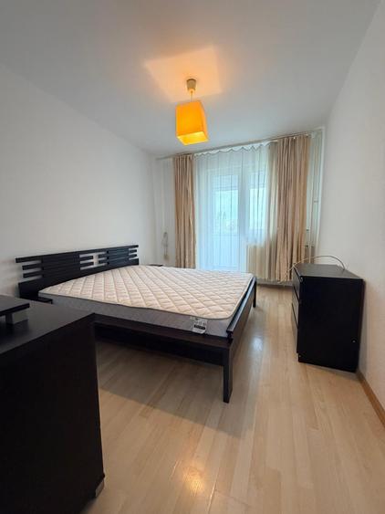 Apartament cu 3 camere semidecomandat în Titan