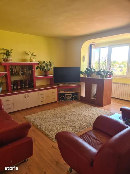 Apartament cu 3 camere, mobilat în Cantemir
