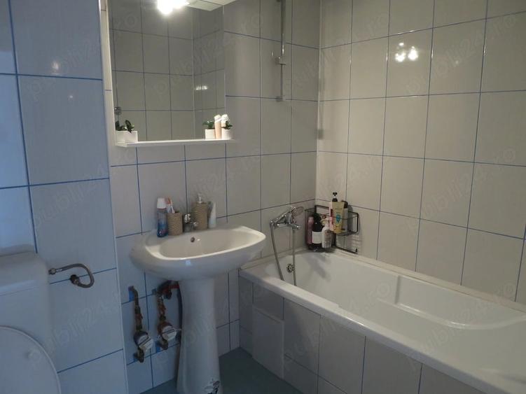 Apartament cu 3 camere semidecomandat în Gara de Nord