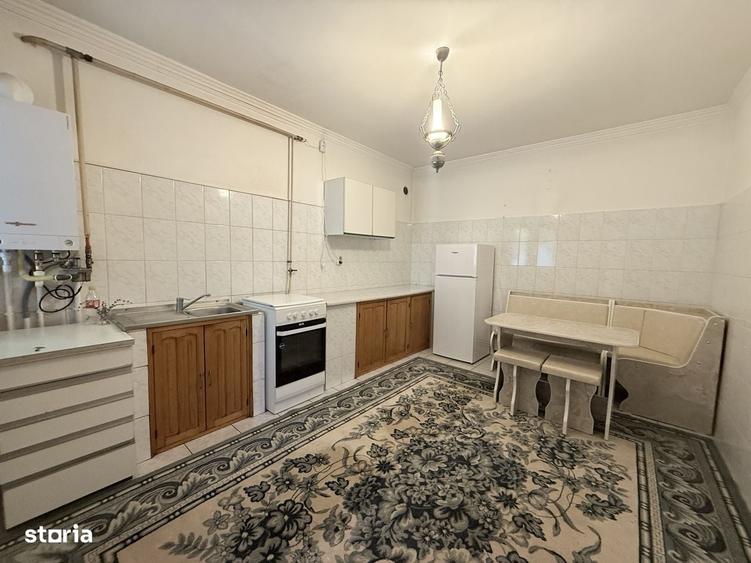 Casă cu 4 camere decomandat în Central