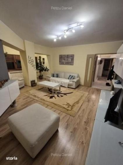 Apartament cu 3 camere semidecomandat în Sat Vacanță