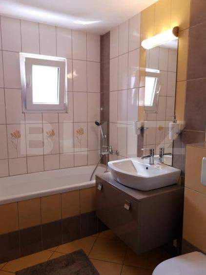 Apartament cu 3 camere semidecomandat, mobilat în Între Lacuri