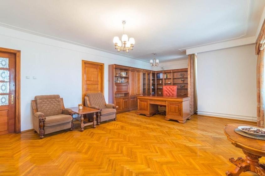 Casă individuală cu 20 camere cu Piscina în Central