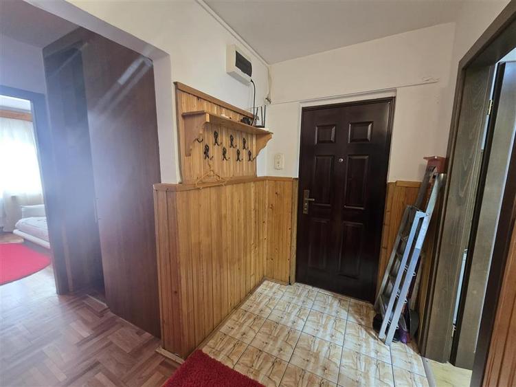 Apartament cu 3 camere decomandat, mobilat în Central
