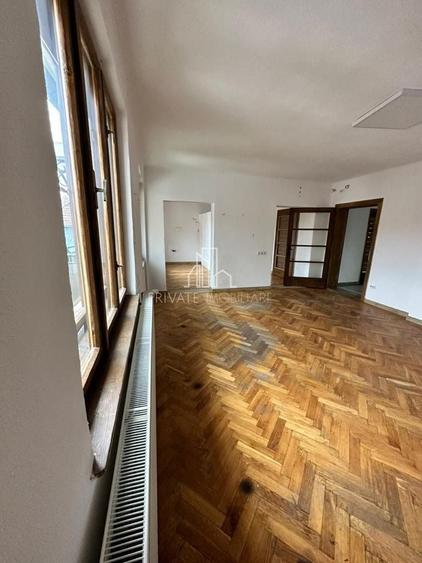 Casă individuală cu 5 camere cu Canalizare în Central