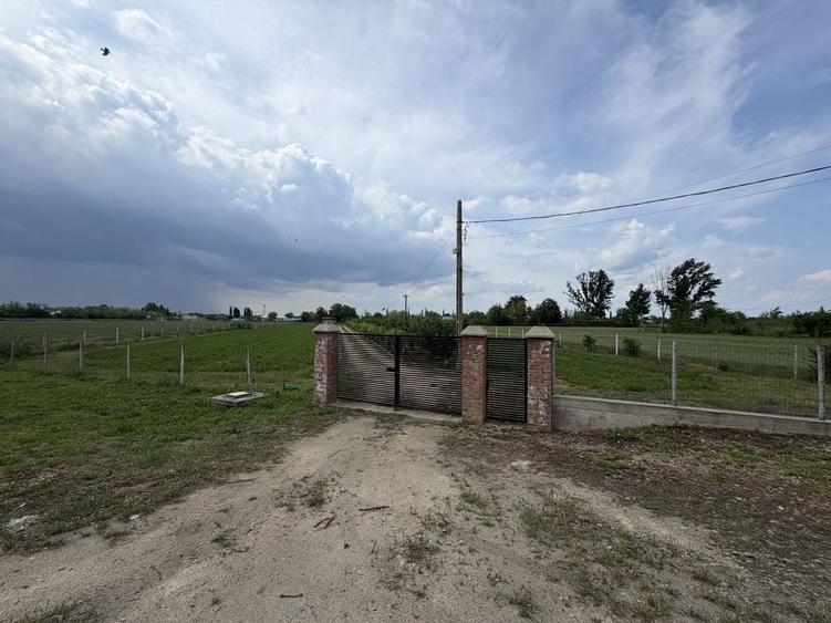 Teren de 10000 mp, în Gara Ianca