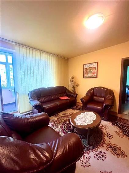 Apartament cu 3 camere semidecomandat, mobilat în Tractorul