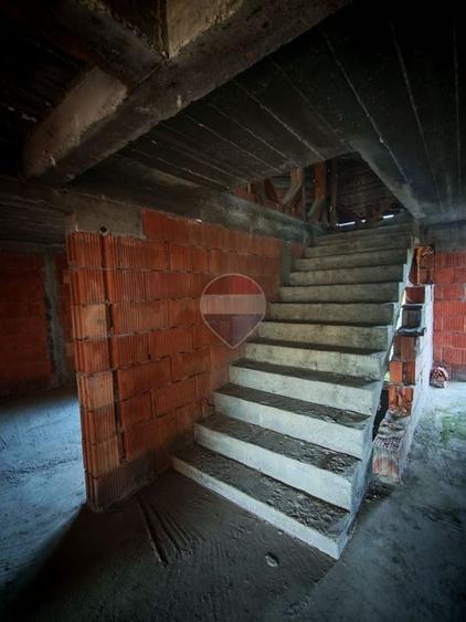Casă individuală cu 10 camere cu Teren 4826 Mp în Breasta