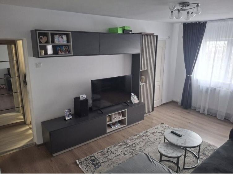 Apartament cu 3 camere decomandat în Crâng
