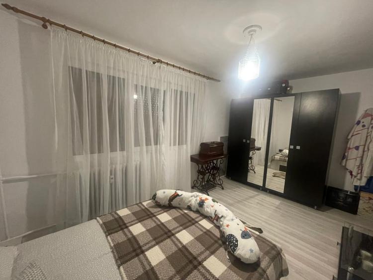 Apartament cu 3 camere semidecomandat, mobilat în Valea Rosie