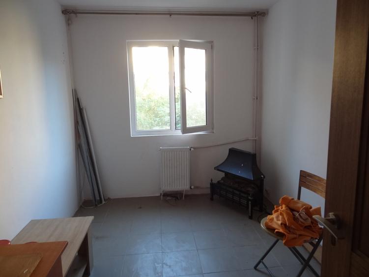 Apartament cu 3 camere nedecomandat în Km 4-5