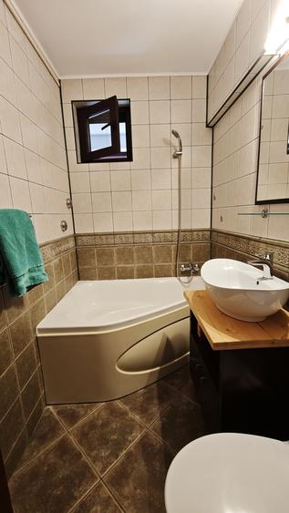 Apartament cu 3 camere decomandat în Titan
