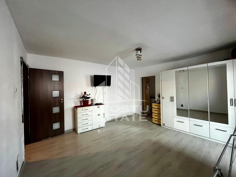 Apartament cu 3 camere semidecomandat, mobilat în UMT