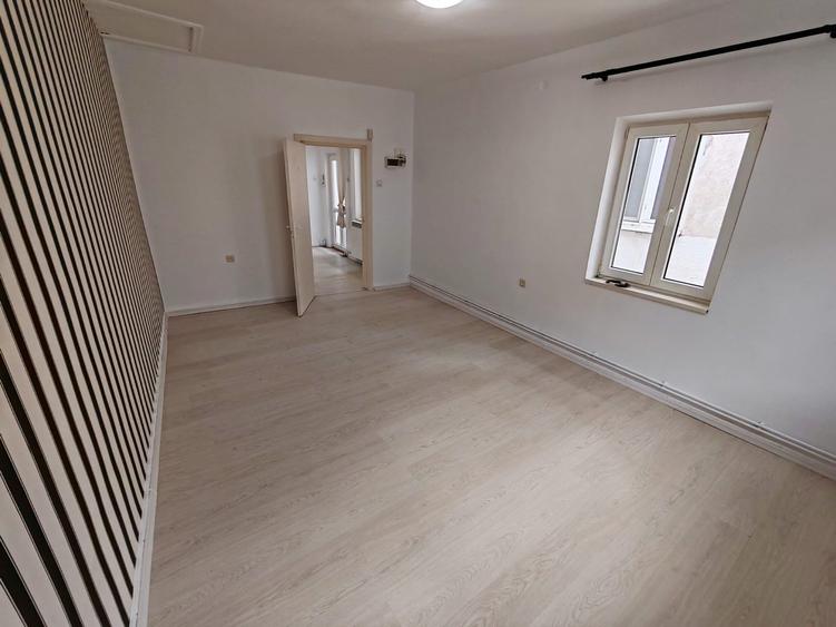 Apartament cu 3 camere semidecomandat, mobilat în Moșilor