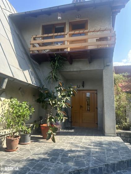 Casă cu 8 camere cu Teren 1300 Mp în Poiana