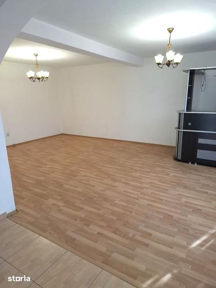 Casă cu 5 camere cu Teren 200 Mp în Central