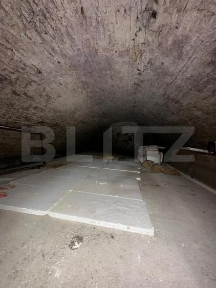 Casă individuală cu 6 camere cu Canalizare în Central