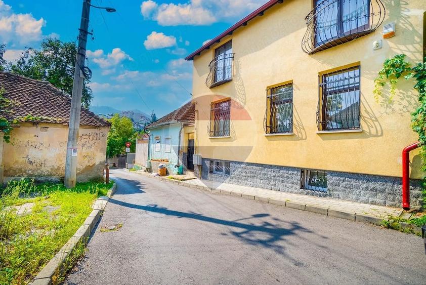 Casă cu 8 camere cu Teren 164 Mp în Brașovul Vechi