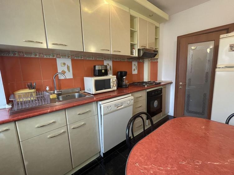 Apartament cu 3 camere decomandat, mobilat în Victoriei
