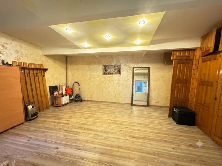 Casă individuală cu 9 camere cu Canalizare în Alecu Russo