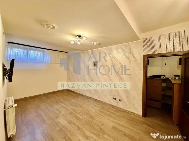 Casă cu 11 camere cu Teren 370 Mp în Central