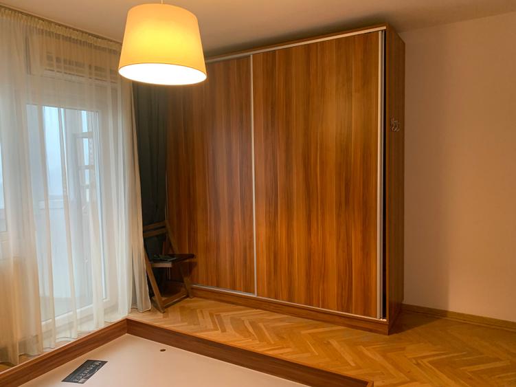 Apartament cu 4 camere decomandat în Tei