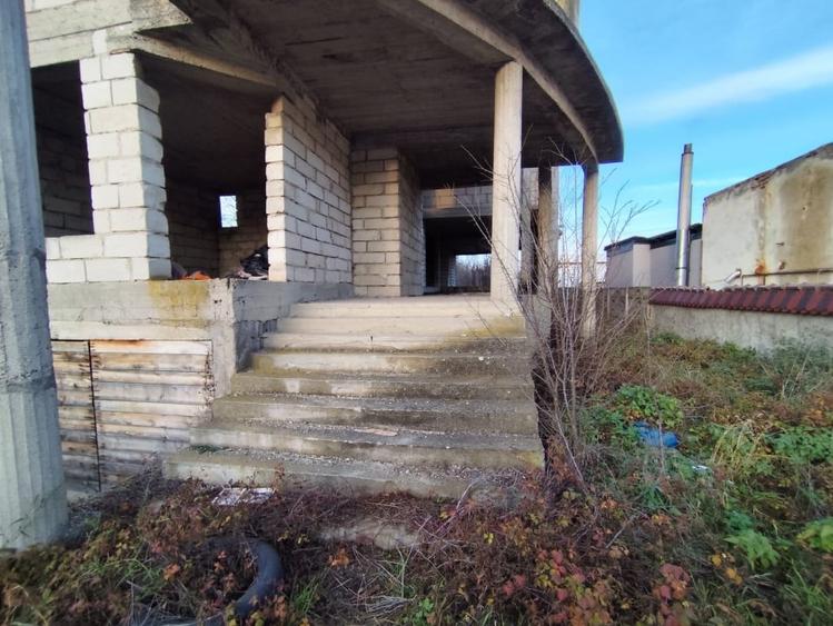 Casă individuală cu 11 camere cu Canalizare în Bărăbanț