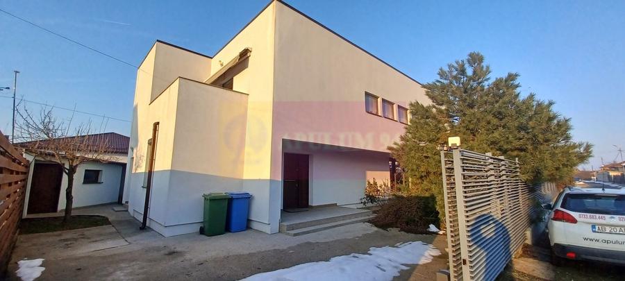 Casă individuală cu 6 camere cu Canalizare în Săbăreni
