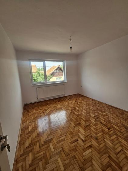 Casă individuală cu 8 camere cu Teren 510 Mp în Central