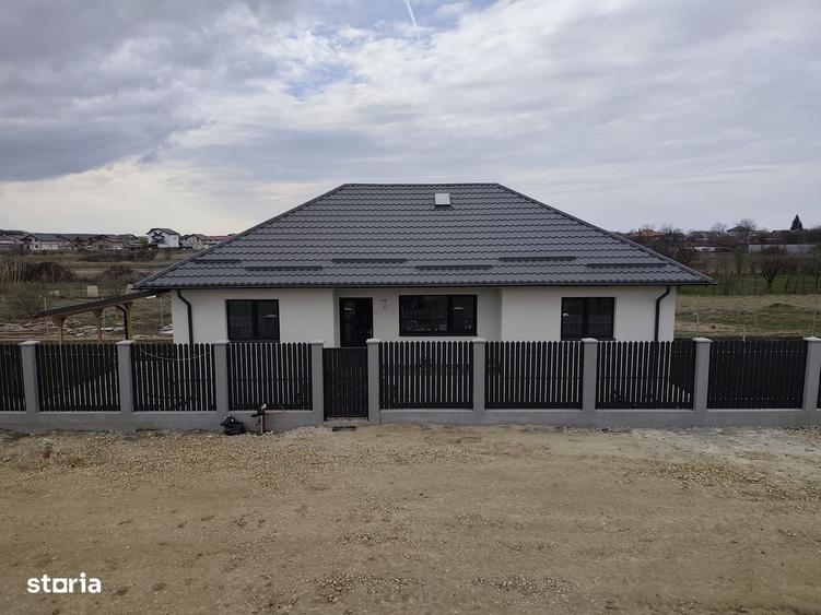 Casă cu 4 camere în Săbăreni