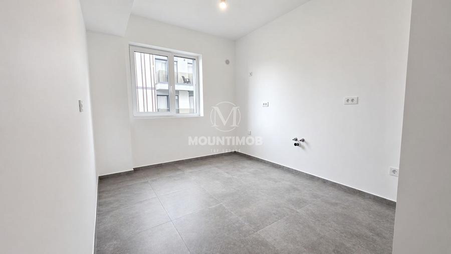 Apartament cu 3 camere decomandat în Tractorul