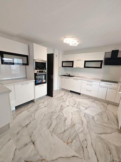 Apartament cu 4 camere decomandat în Decebal