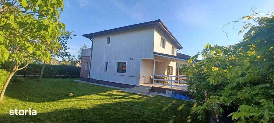 Casă cu 4 camere decomandat cu Teren 441 Mp în Săbăreni