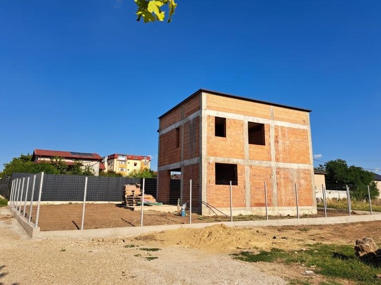 Casă individuală cu 5 camere cu Teren 300 Mp în Central