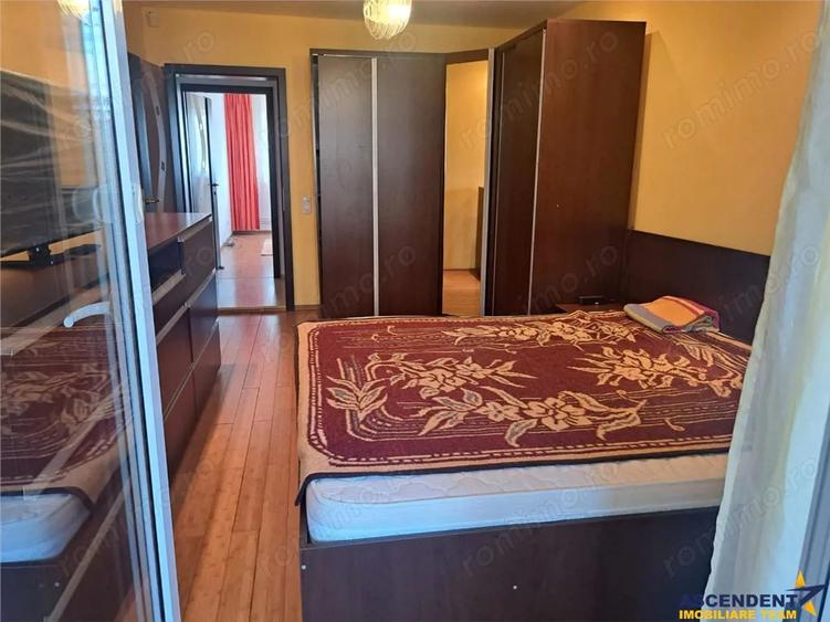 Apartament cu 3 camere decomandat, mobilat în Lenin