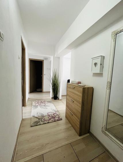 Apartament cu 3 camere decomandat în Petros