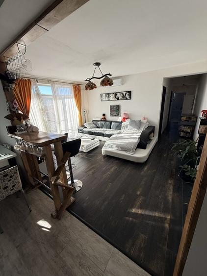 Apartament cu 3 camere decomandat în Florești
