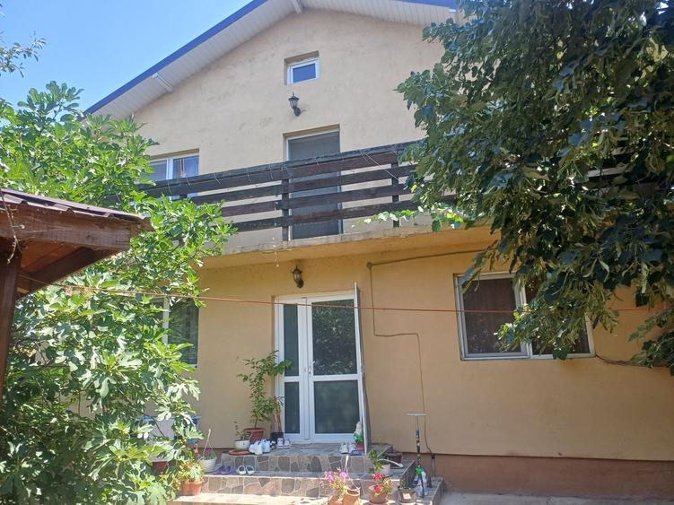 Casă cu 4 camere în Romanești