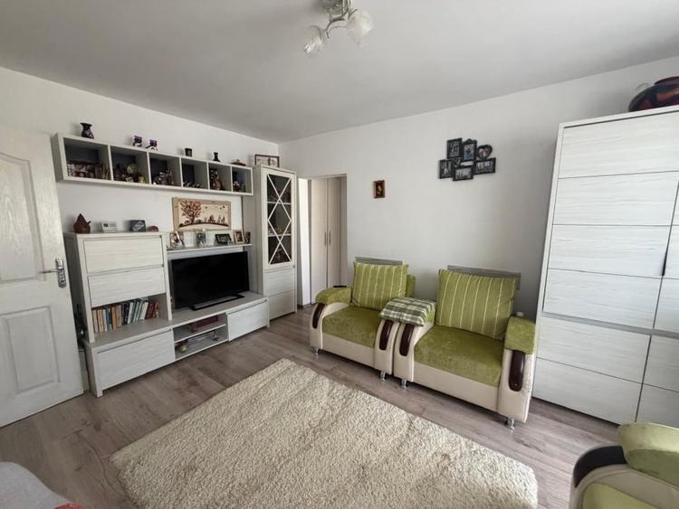 Apartament cu 2 camere semidecomandat, mobilat în Central