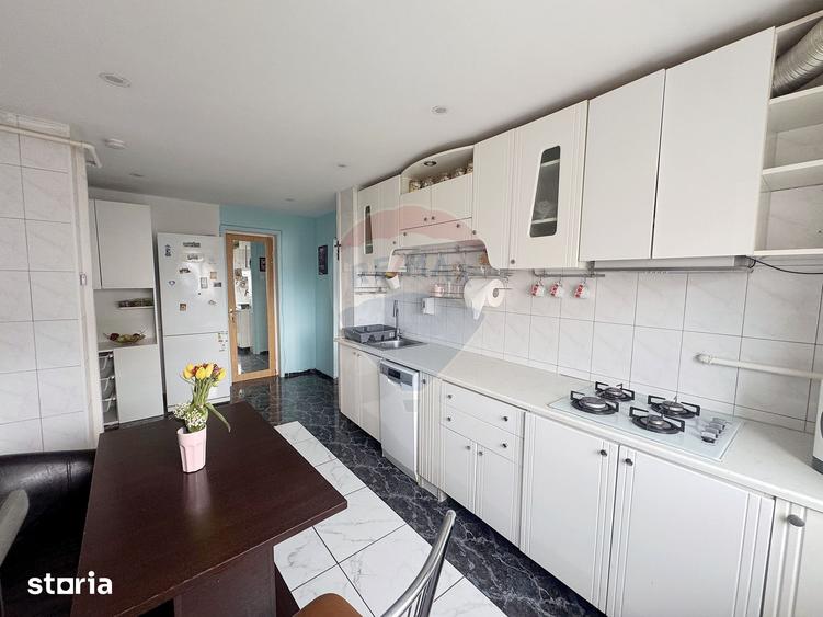 Apartament cu 4 camere în Berceni