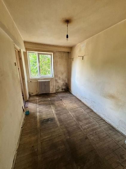 Apartament cu 3 camere semidecomandat în Groapa