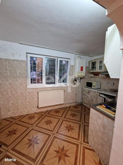 Apartament cu 4 camere decomandat în Micro 12