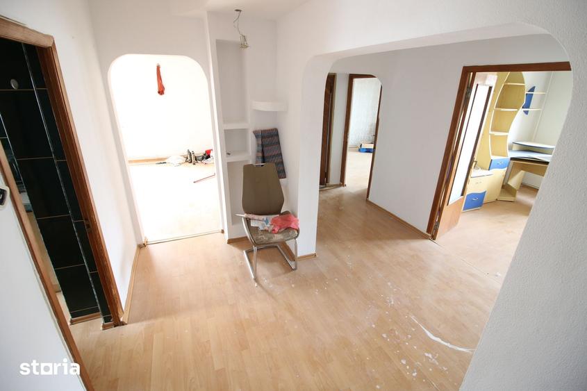 Apartament cu 4 camere decomandat în Micro 17